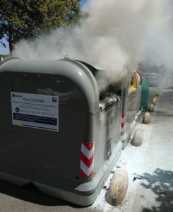 Los vecinos de Isla Cristina tienen que apagar un incendio con cubos de agua