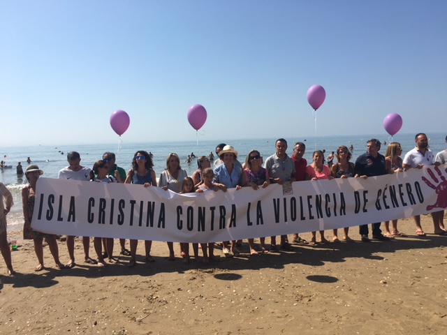 Isla Cristina une sus manos un año más contra la violencia de género en la cadena humana celebrada en las playas