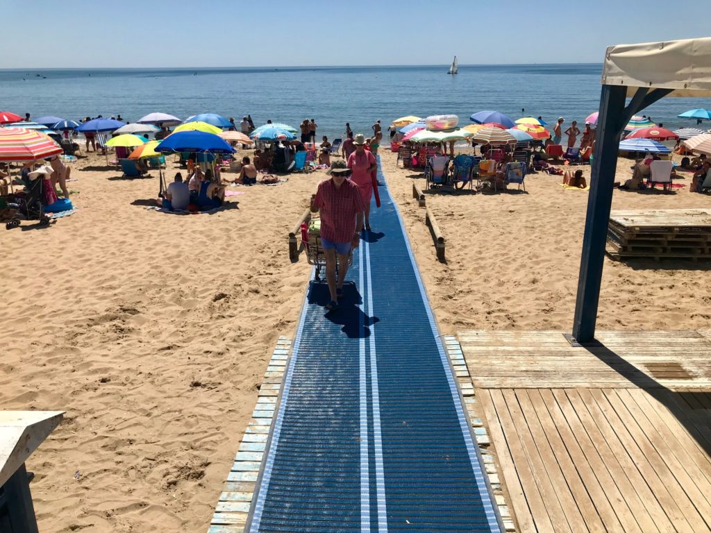 Instalada la primera de las pasarelas en la playa isleña para Personas con Movilidad Reducida