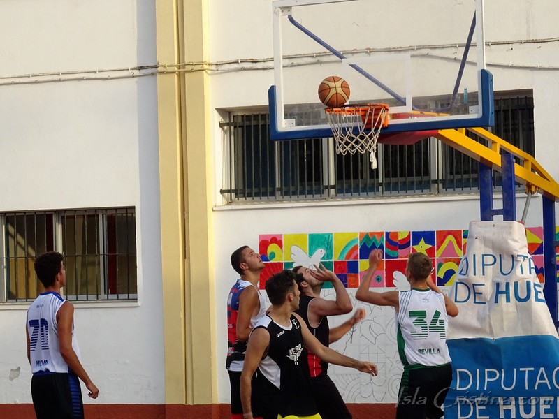 La Liga de Verano de baloncesto de Isla Cristina llega a semifinales