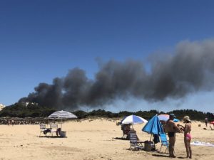 Rescatado un bombero atrapado en el incendio de Isla Cristina