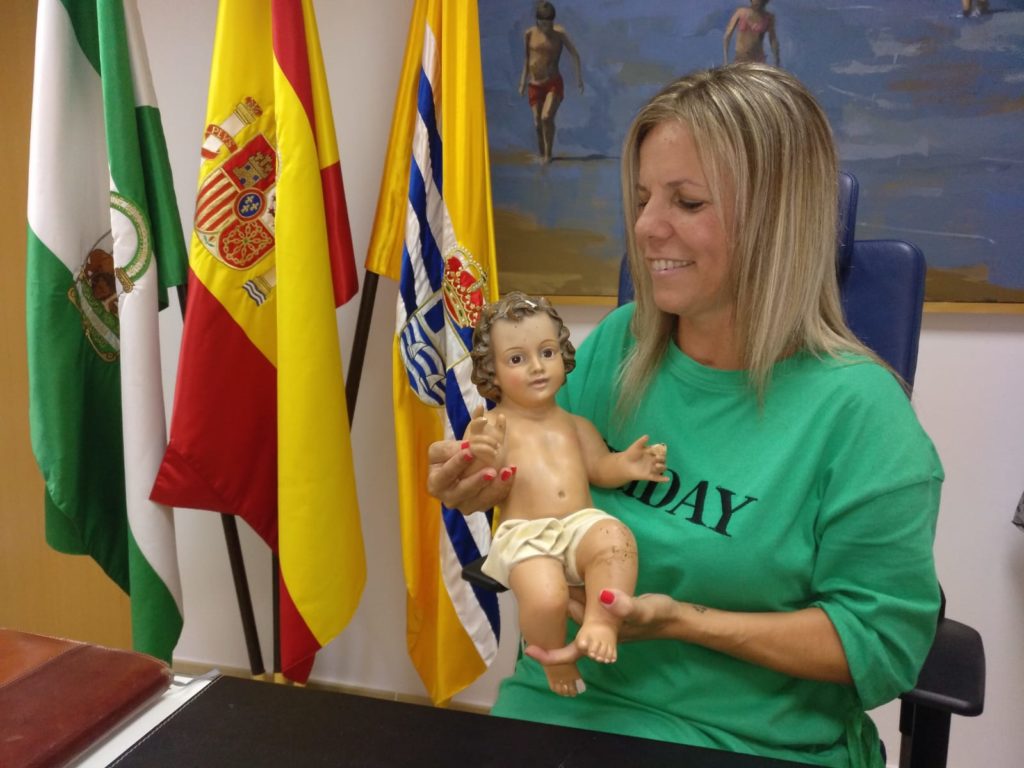 La alcaldesa isleña recupera al Niño Jesús del Belén Municipal