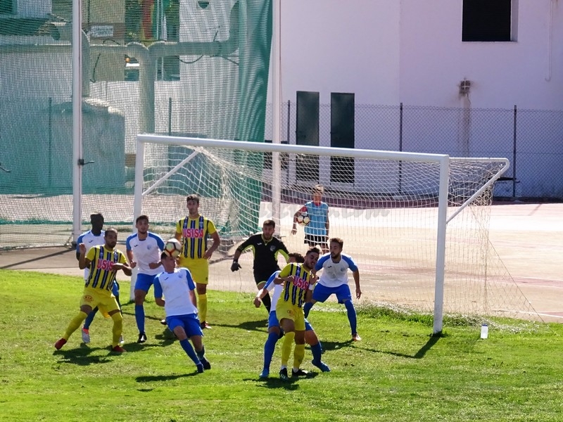 Los fallos defensivos, la falta de puntería y el árbitro derrotan al Isla Cristina