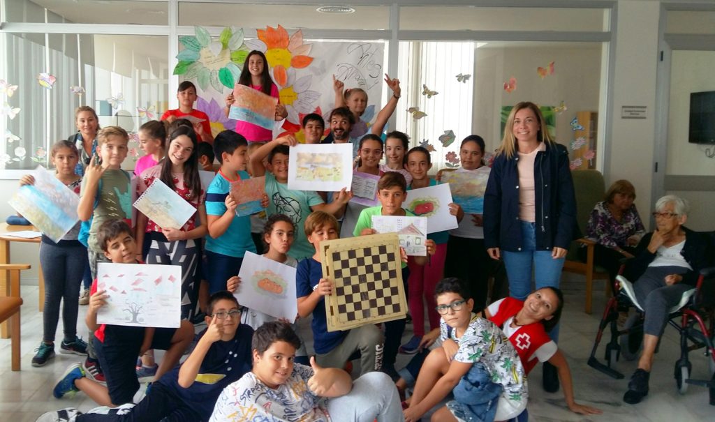 Emotivo encuentro entre niños y mayores de Isla Cristina