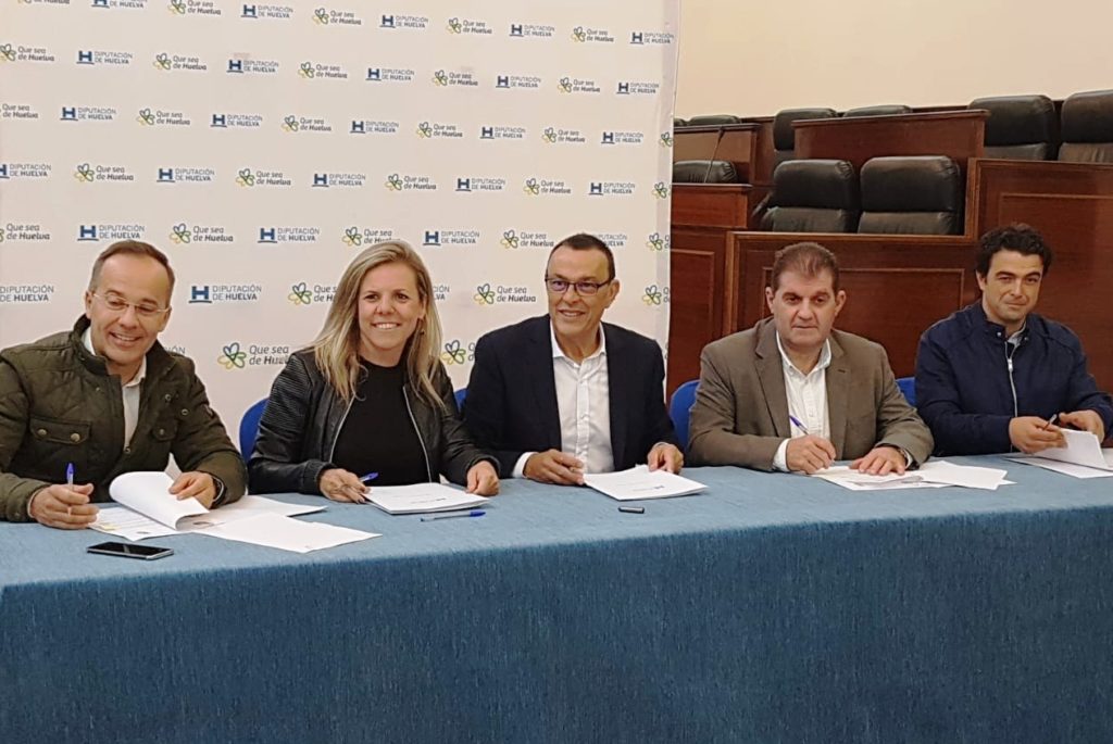 El Ayuntamiento de Isla Cristina y Diputación firman convenio para subvencionar materiales del Ayuntamiento
